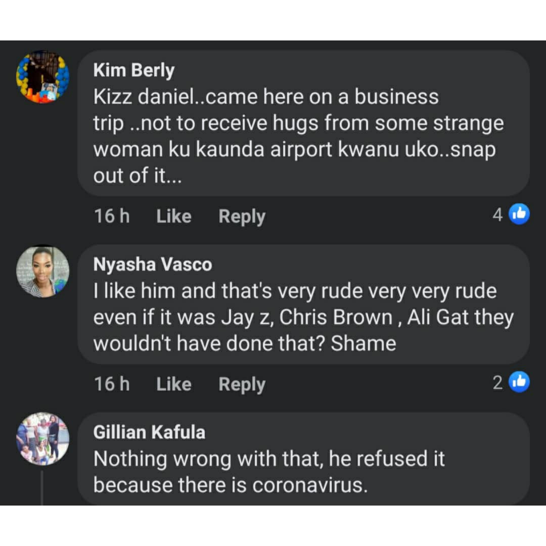 Zambians criticise singer Kizz Daniel for refusing to collect flowers from a lady at the airport